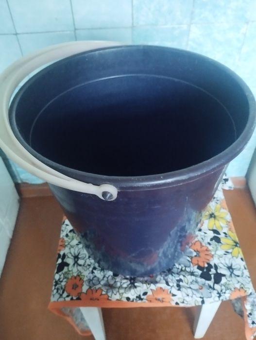 Продаются эмалированное и пластмассовые ведра