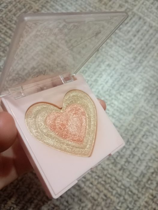 Продаю хайлайтер новый очень красивый