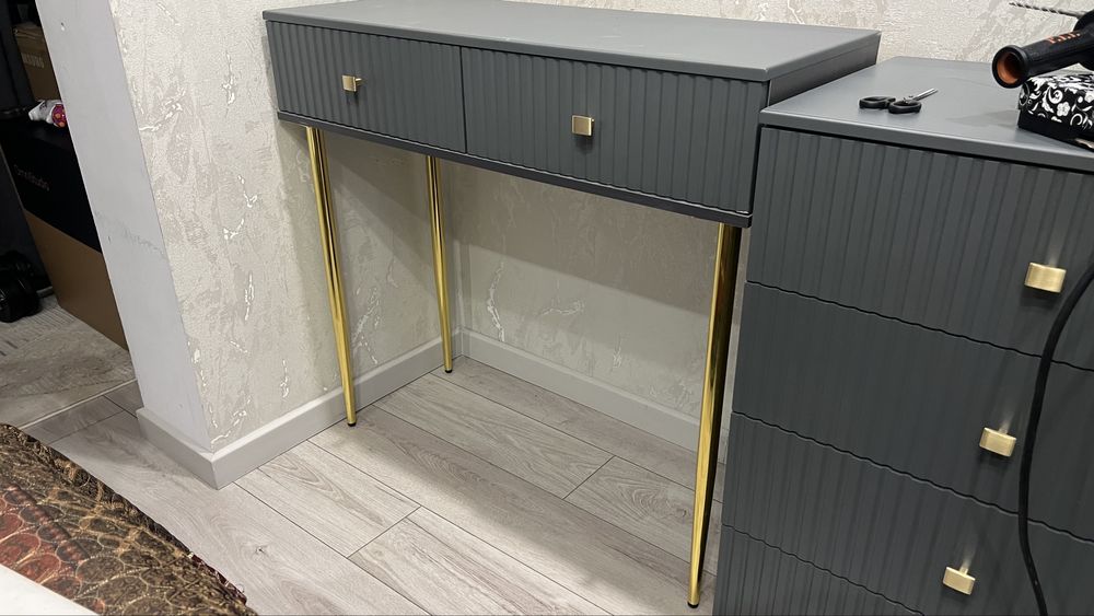 Крашенная консоль на ножках