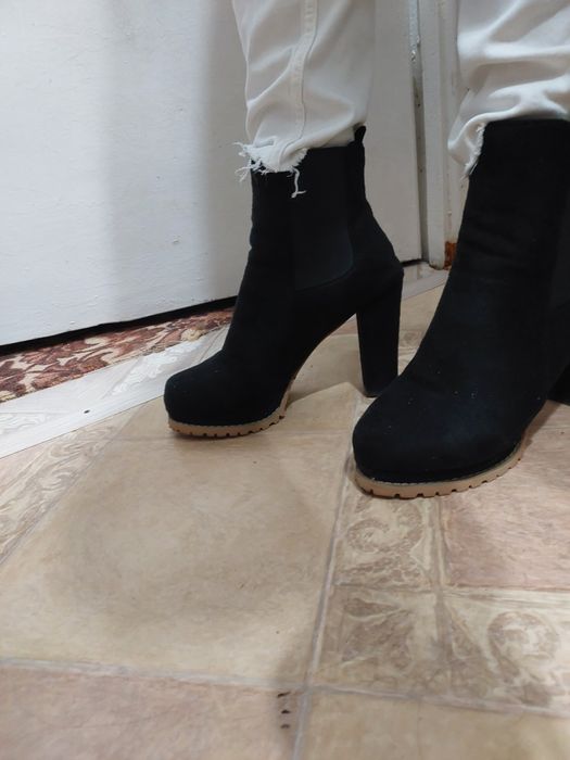 Продам ботильоны .ботинки . женски 40 размер. 3000е