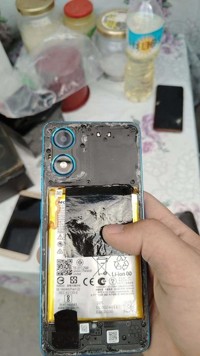 Moto g04 lipsa carcasa spate si baterie defecta