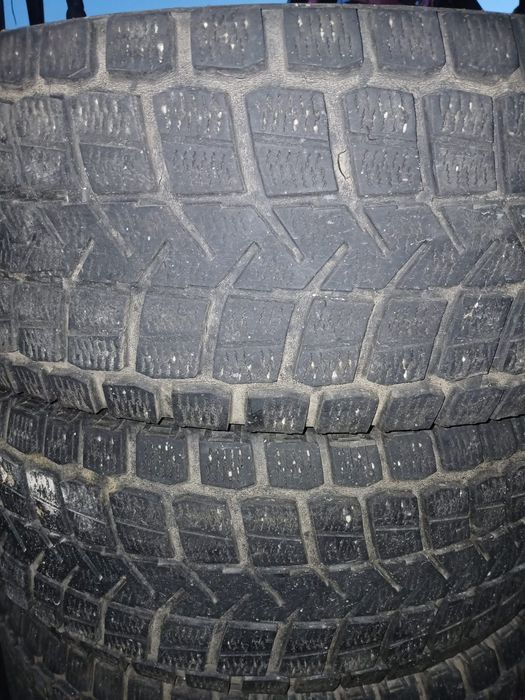 Продам комплект резины Maxxis r 16