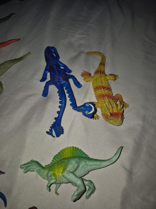 Set figurine dinozauri și vegetație de jucărie