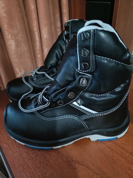 Продам ботинки размер 39.