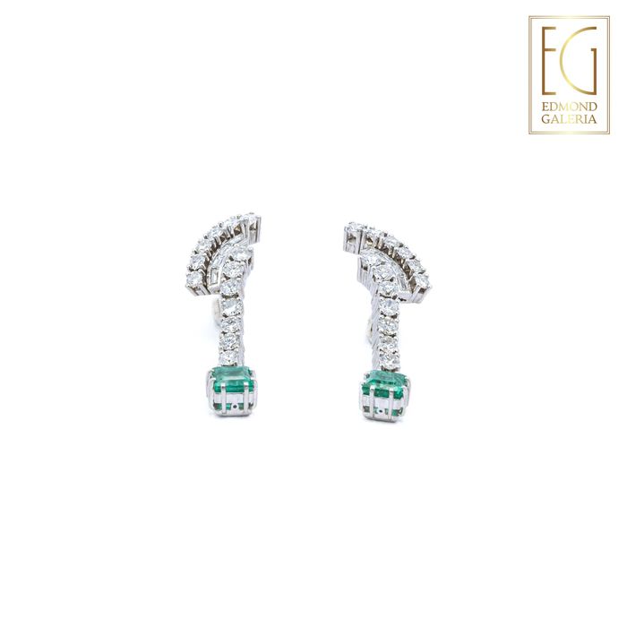 Pereche de cercei Alberto Kling (Bogota, Colombia) din platină și aur alb, decorată cu smaralde și diamante, însoțită de cutia originală