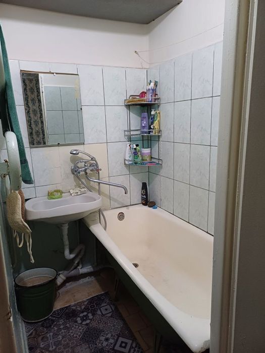 Продается трехкомнатная квартира в городе Навои