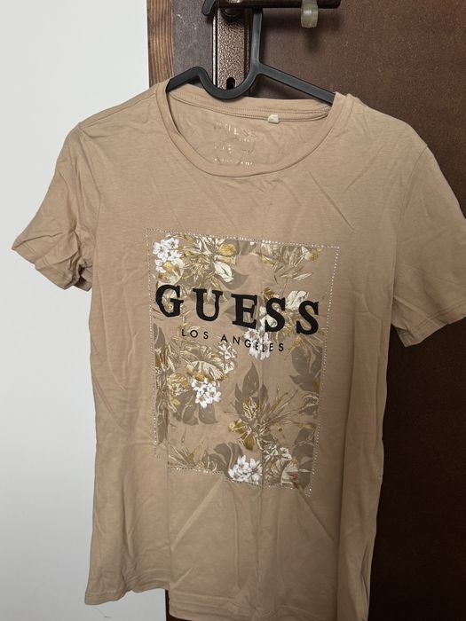 Бежова тениска на Guess