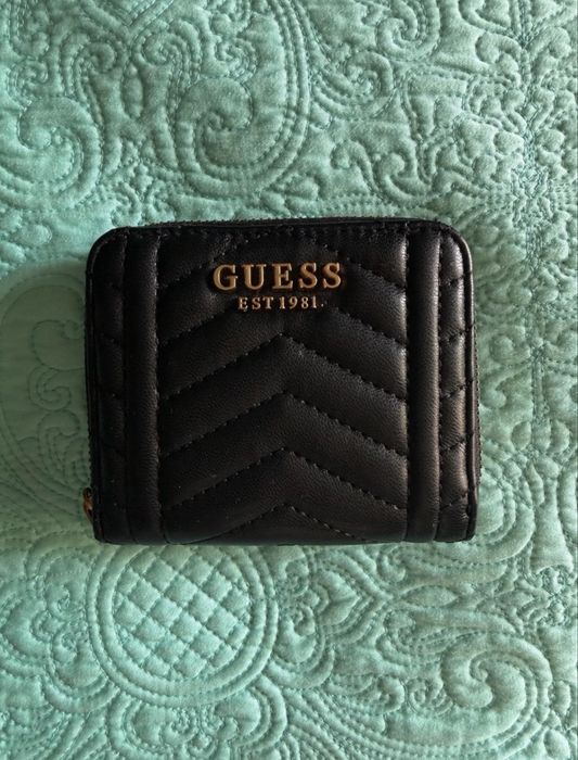 Кашелек от бренда guess