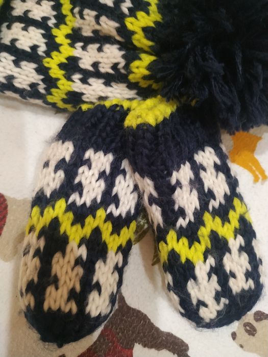 Продам шапку с варежками Next