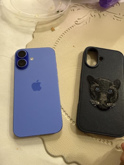 Iphone 16 в синем цвете