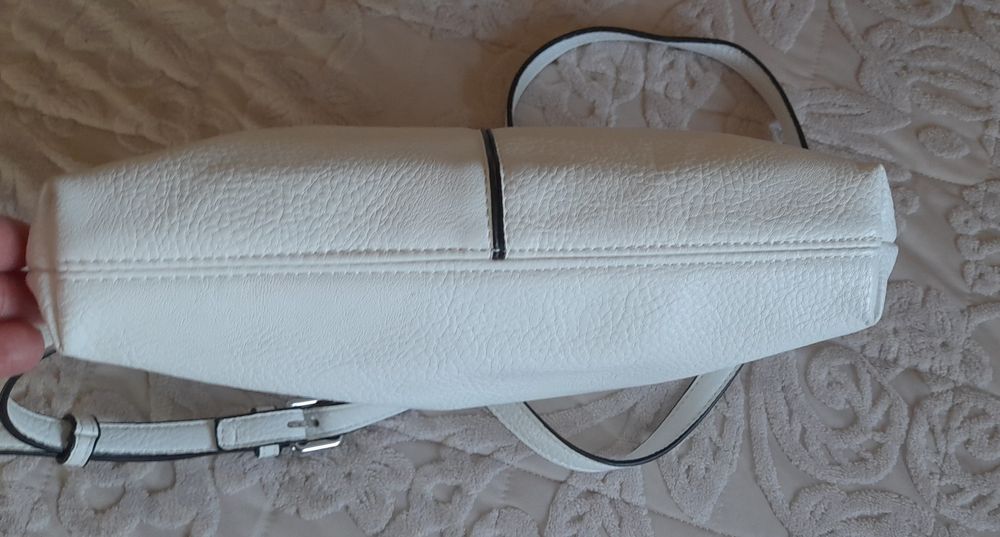 Бели летни чанти по 8 €