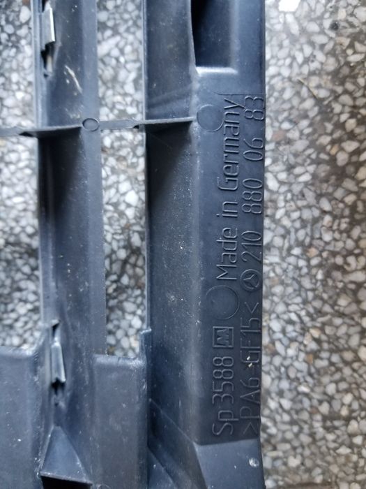 Оригинална решетка avantgarde за w210 facelift