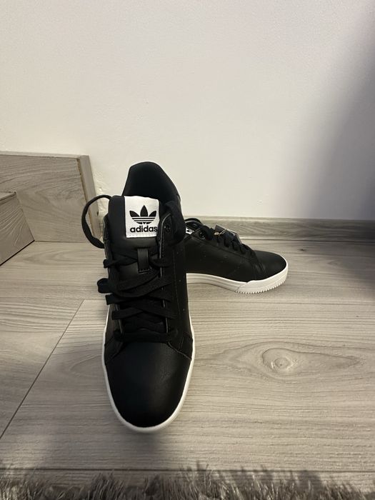 Adidas court Tourino