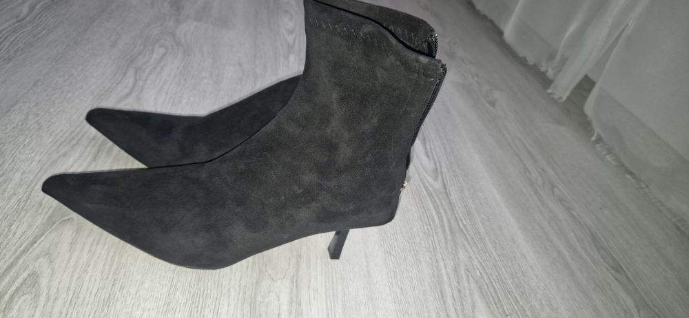 Дамски велурени боти на ток