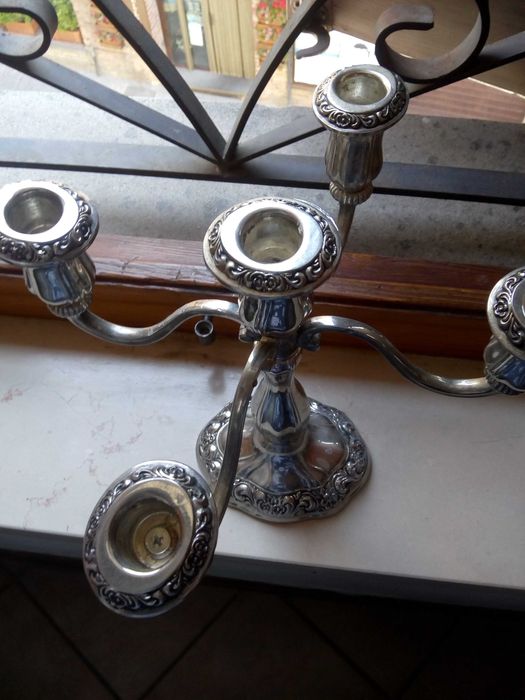 Масивен посребрен елегантен свещник