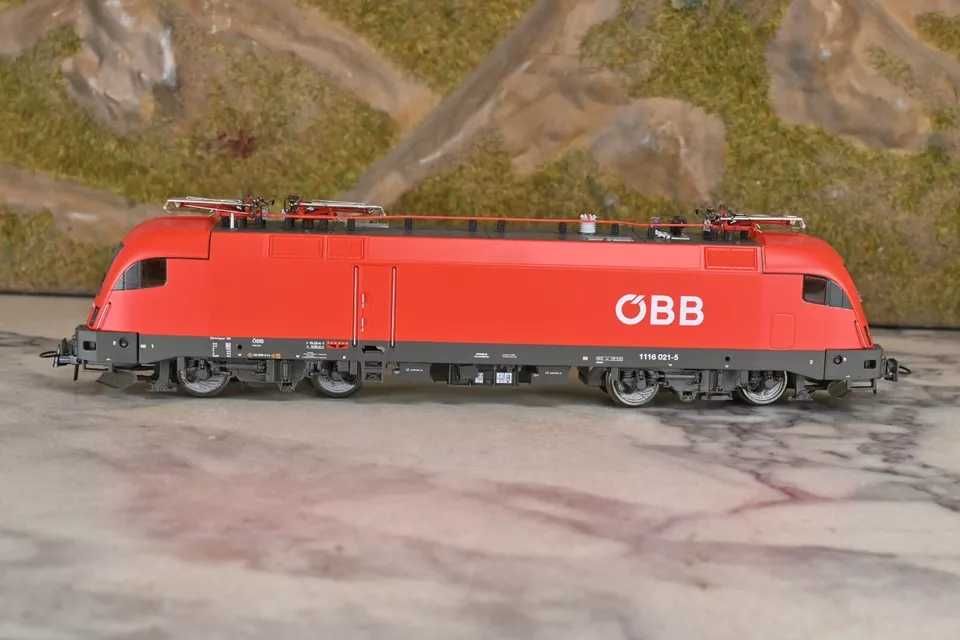 Електрически локомотив Taurus 1116021 на ÖBB от ROCO в мащаб 1:87-H0
