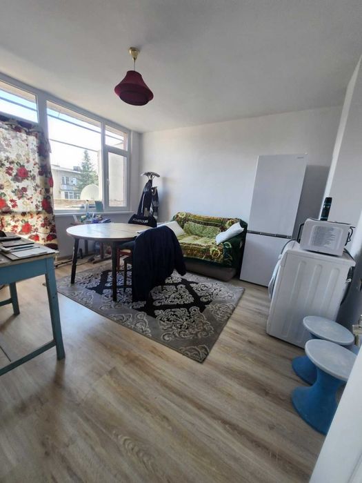 Двустаен апартамент с потенциал за преустройство в тристаен