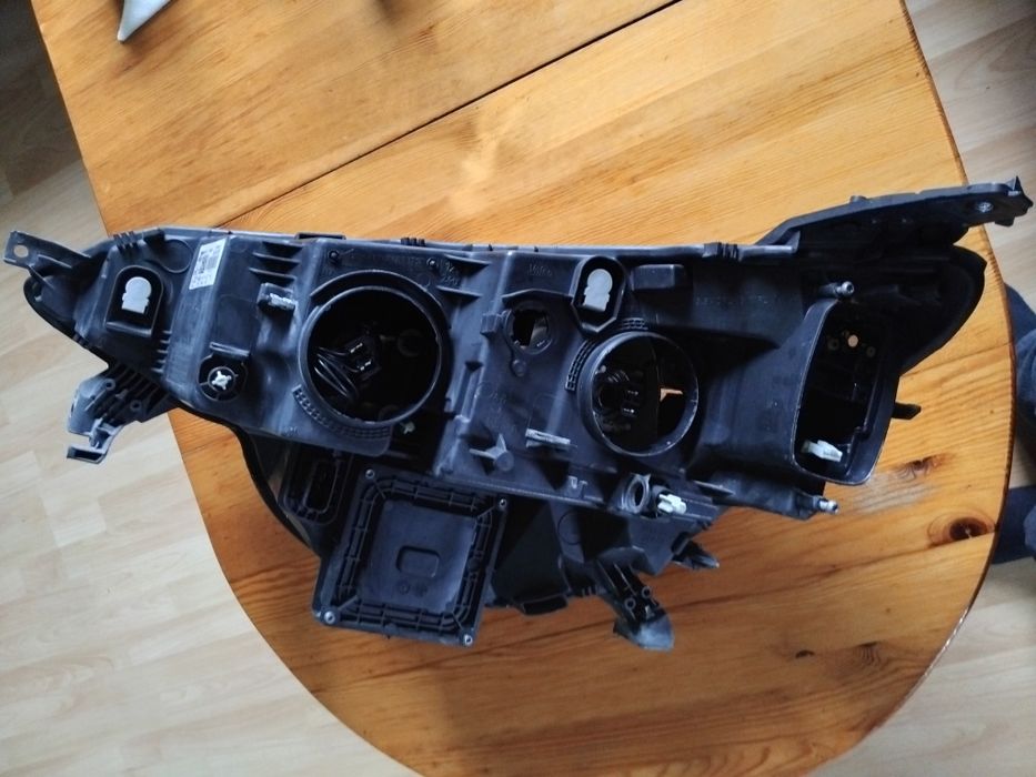 Продавам десен фар за Рено меган 4