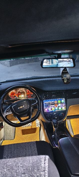 Lacetti 1.8 sotiladi