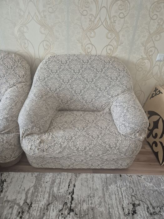 Диван с двумя креслами