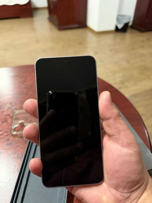 Продавам Samsung S 25- неразличим от НОВ