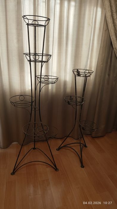 Продам две подставки для цветов
