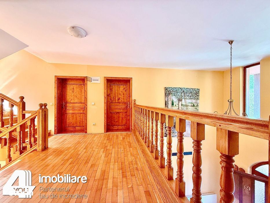 Clădire în Moneasa cu 9 camere: pensiune, azil bătrâni, casă vacanță