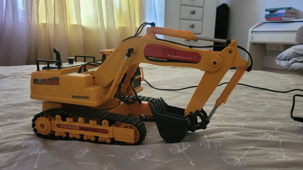 Экскаватор на радиоуправлении