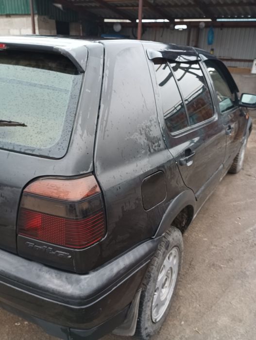 Фольксваген гольф 3 на полном ходу.