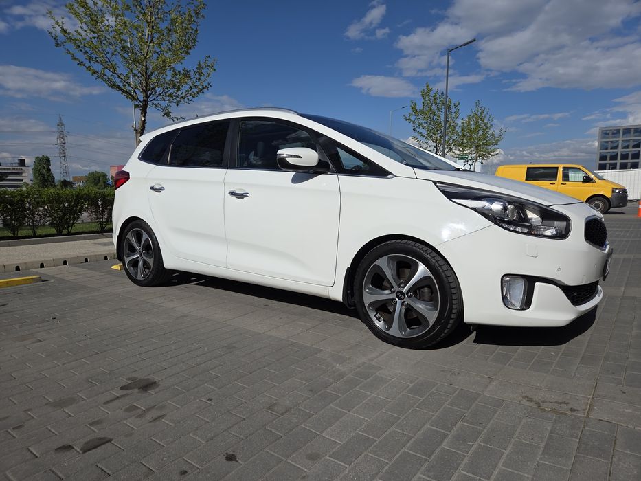 Продавам семейния  автомобил KIA CARENS  7 места