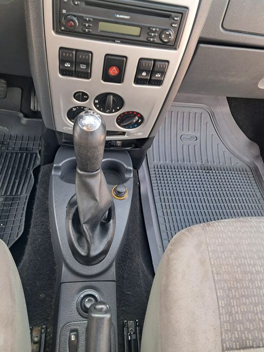 Vand dacia logan full 14 benzina an 2007 euro 4