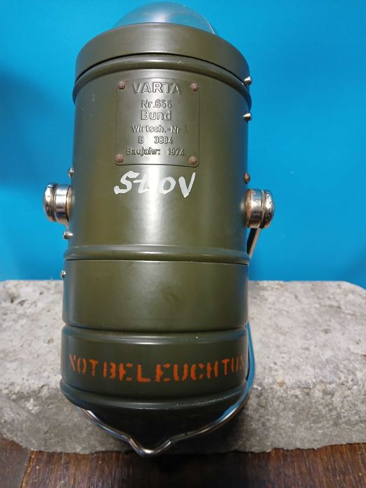 Стар военен немски фенер Varta.