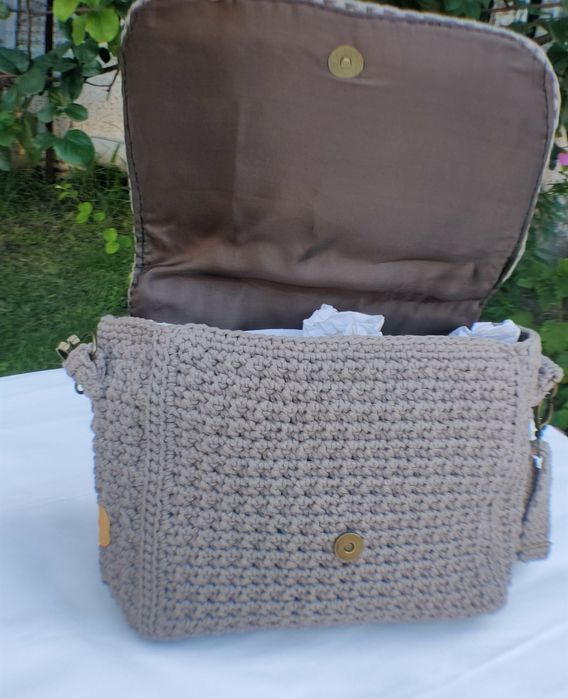 Geantă unicat, croșetată 100% manual, cu panou pictat și broderie 3D
