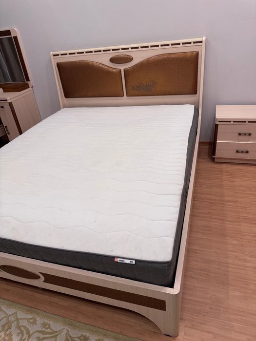 Продается кровать двуспальная 1.6