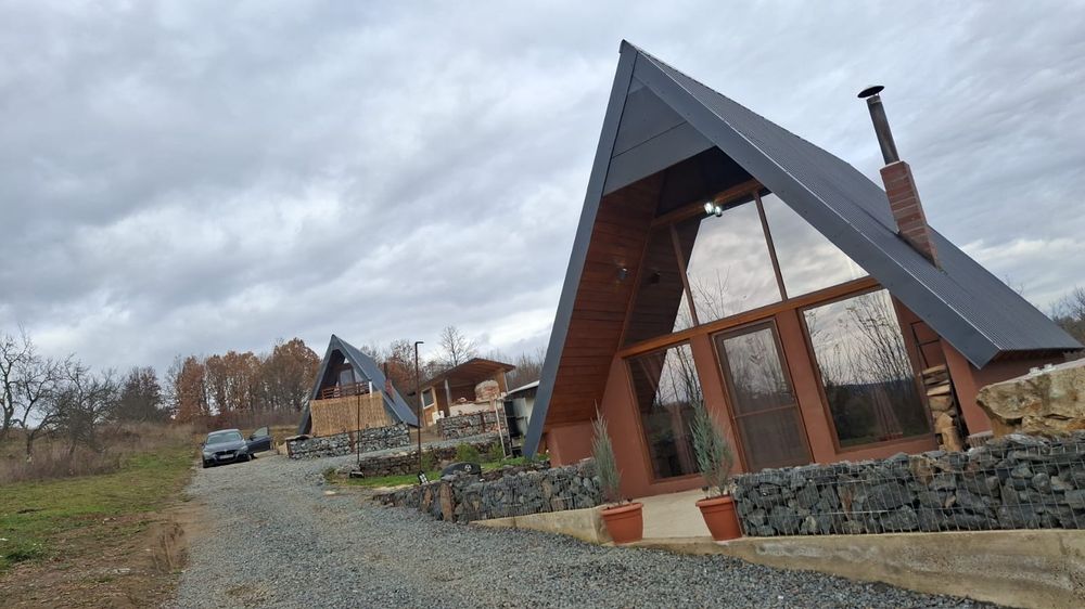 Lacul Surduc/ CabanA-lupu (A frame) de inchiriat + Ciubar