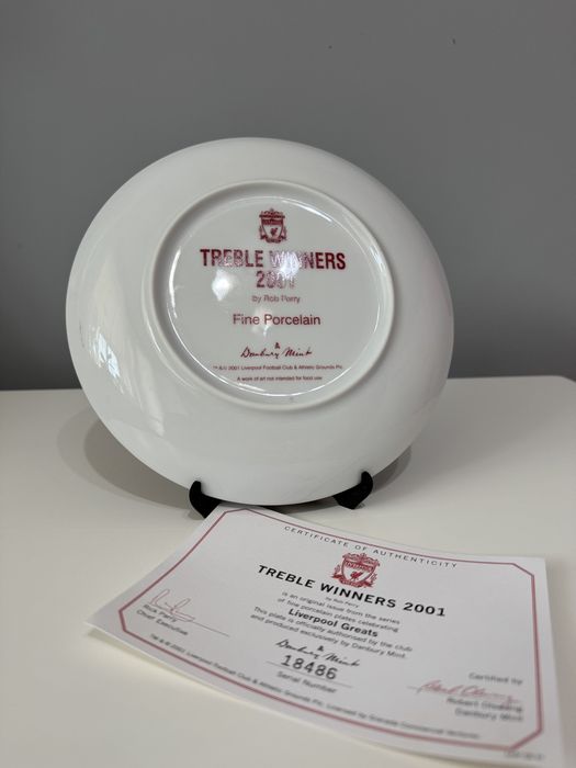 Колекционерска чиния Ливърпул – Liverpool Treble Winners 2001 (Danbury Mint) + Сертификат