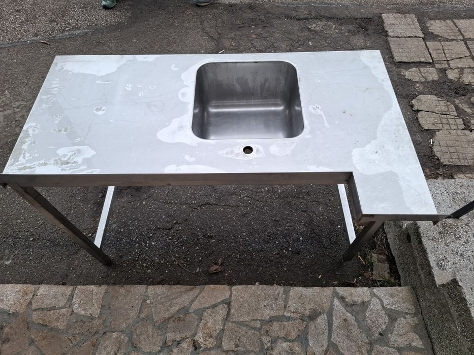 Маса от неръждаема стомана с мивка