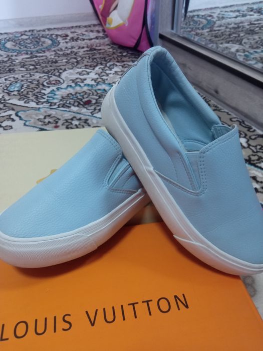 Кроссовки женские