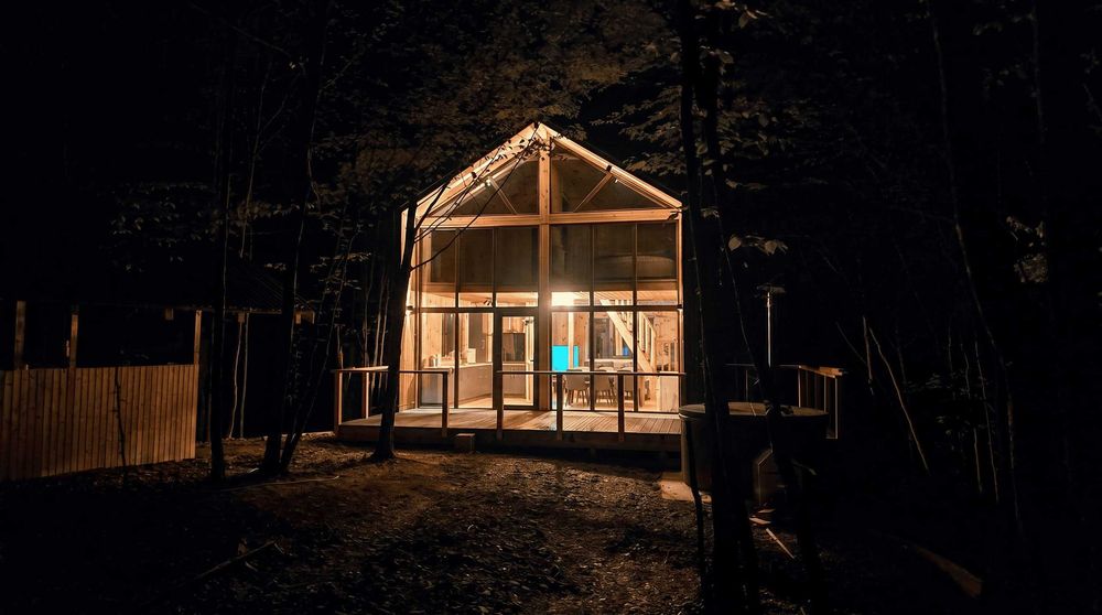 Cabana de inchiriat in Apuseni, Transilvania, retrasa in padure, cu ciubar foisor gratar ceaun, la munte, Brad Huneodara, 8-10 locuri