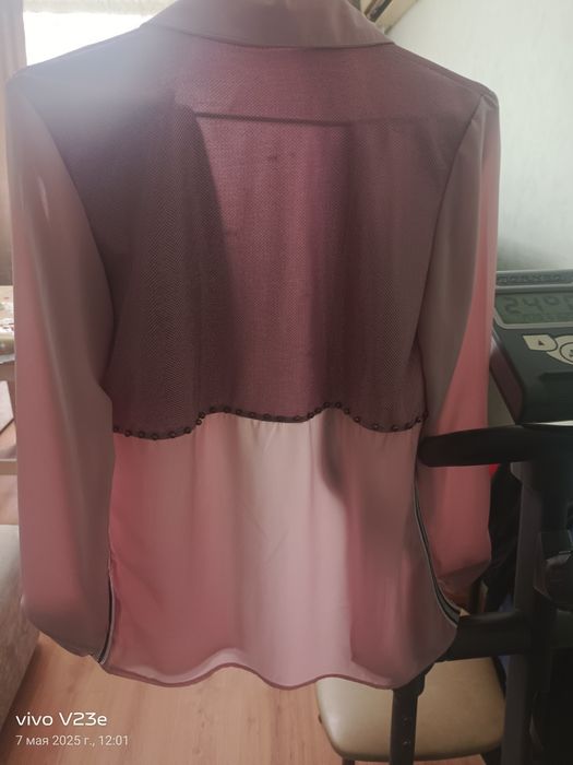 Продам блузку на девочку 7-10 лет 42 размера.