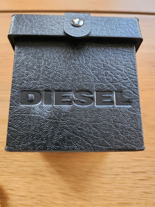 Златист часовник DIESEL