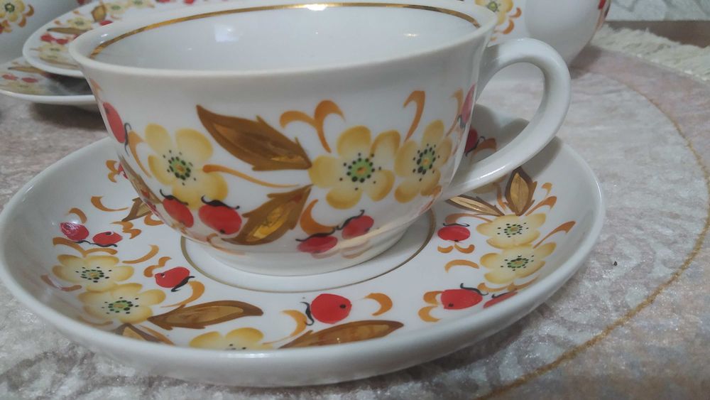 Посуда: чайный сервиз из СССР.