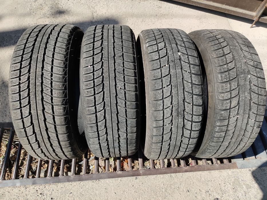Продам зимние шины 215/55 R17