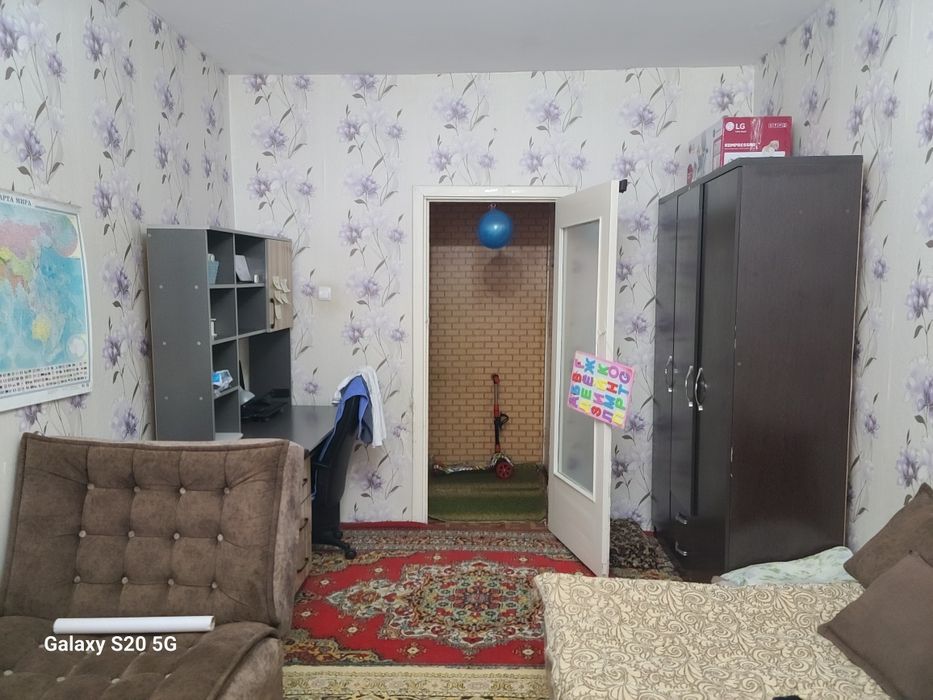 Kvartira sotiladi Navoi shahar 10 mkr Lamanosova 2** kv4 etaj 2 xonali