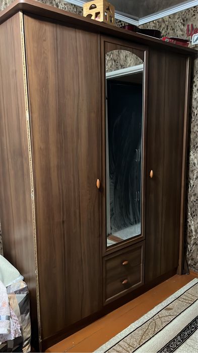 Продам шкаф и столик