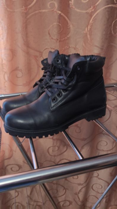 Кожаные ботинки и кожаные туфли