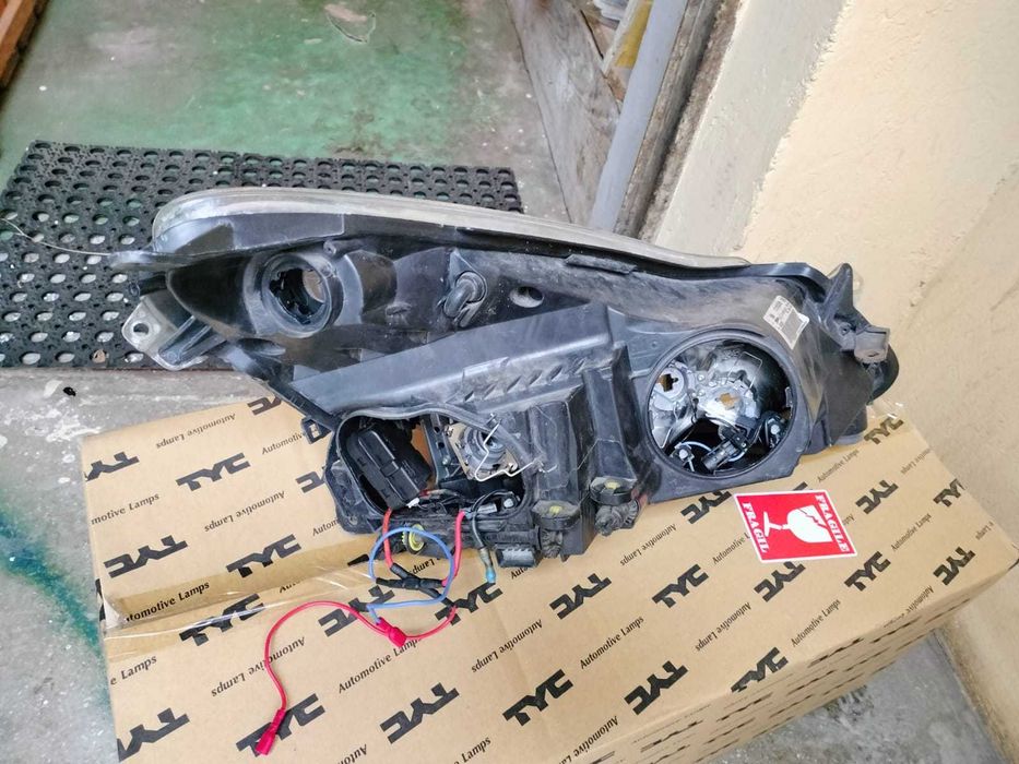 Far original (Stanga)GM Valeo 13186385 pentru Opel Corsa D –Stare bună