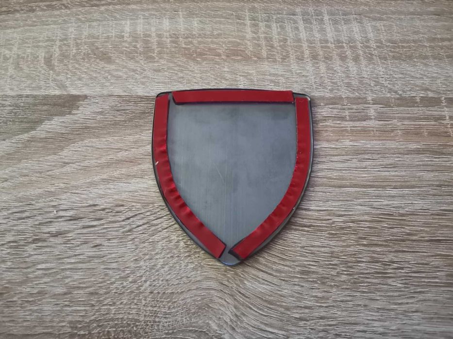 бяла метална емблема Peugeot с новото лого