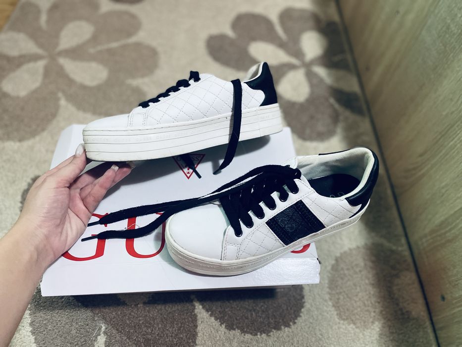 Tenesi Guess de dama