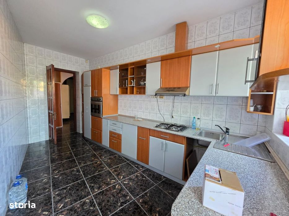 Casă în Roman, zonă centrală, suprafață 140 mp, 4 camere spațioase